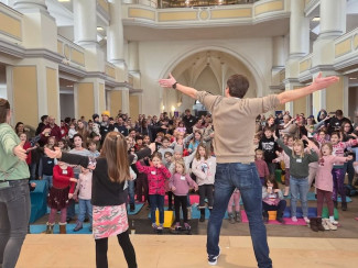 Mitmachlieder während der Feierzeit laden mit Singen und Tanzen ein