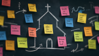 Abstrakte Illustration einer stilisierten Kirche, umgeben von bunten Notizzetteln mit Ideen und Skizzen – Symbol für gemeinsames Nachdenken und Mitgestalten.